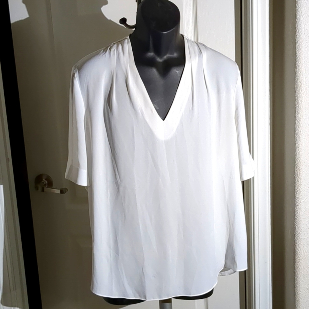 NYDJ soft white crepe flowing blouse XL V neck short sleeve hi low hem